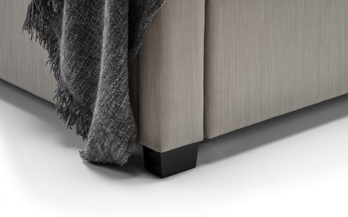 Winsome Deep Buttoned 4 Drawer Bed